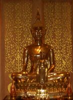 ラオス：黄金色の仏像