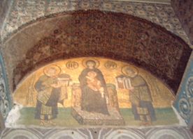 聖母子にアヤソフィアを献上する皇帝たち：アヤソフィア出口