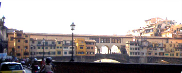 ベッキオ橋の遠景：　2階がバザーリ回廊である
